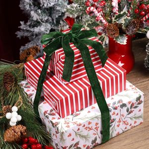 Rotolo di Carta da Regalo Vintage con Bacche Rosse per Natale, 17 Pollici, Reversibile a Righe per Feste e Decorazioni Natalizie - Product Image 3