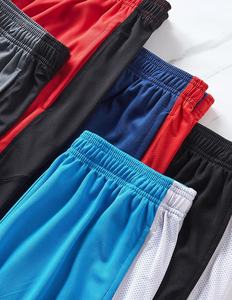 Pantalones cortos de entrenamiento de secado rápido para hombre, nuevo diseño con bolsillos y cintura elástica, patrón sólido informal, teñido liso - Product Image 2