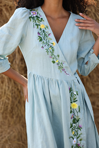 Vestido Cruzado Azul Claro con Bordado Floral a Mano para Mujer, Elegante Vestido Midi con Cuello en V en Tonos Pastel y Bordado Floral Intrincado - Product Image 3