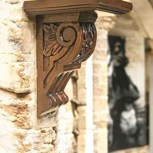 Estante de pared decorativo de madera maciza tallada con aspecto rústico antiguo, soporte de consola para montaje en pared - Estante flotante decorativo - Product Image 3