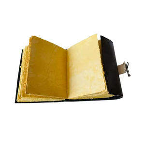 Carnet artisanal classique en cuir véritable avec gaufrage papillon et phases de lune, motif floral, papier à bords festonnés, fermeture à fermoir, style vintage - Product Image 5