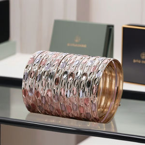 Brazaletes texturizados personalizados chapados en 3 tonos al por mayor, brazaletes de moda, joyería multitono, joyería de moda de 3 tonos, brazaletes de tres colores. - Product Image 4