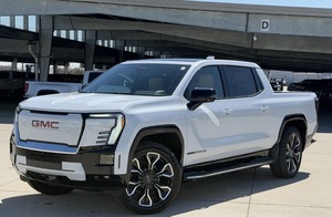 GMC Sierra EV Denali 2026 Premium, Nuevo, con Gran Autonomía, Tracción en las Cuatro Ruedas, Cabina Doble, Asientos de Cuero, Faros LED y Techo Corredizo - Product Image 2