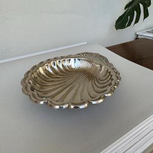 Vaisselle de service artisanale au design rustique, plats et bols pour la présentation des aliments, décoration intérieure, matériau solide - Product Image 1