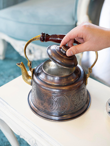 Théière en cuivre faite à la main, bouilloire à thé décorative en métal avec poignée en bois, ustensile de cuisine vintage pour la préparation du thé - Product Image 2