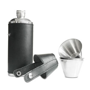 Cantine à whisky de luxe en cuir marron, avec quatre verres à shot empilables en métal, idéale pour le camping et les randonnées - Product Image 2