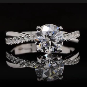 Anillo de compromiso de oro blanco de 14 quilates con diamante ovalado de 1.0 quilates cultivado en laboratorio, estilo solitario cruzado, para mujer, regalo romántico - Product Image 3