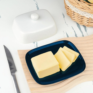 Elegante plato de cerámica para mantequilla con tapa para la encimera de la cocina, comedor estilo rústico y almacenamiento de mantequilla fresca. - Product Image 3