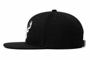 Casquette noire à fermeture snapback avec broderie 3D tête de cerf blanche sur le panneau avant, style streetwear unisexe, en toile. - Product Image 4