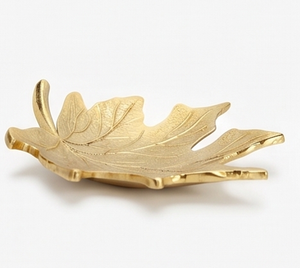 Plateau décoratif moderne en forme de feuille, finition dorée, surface en métal poli, décoration de table pour la maison, les mariages, les événements, les restaurants et les cadeaux - Product Image 3