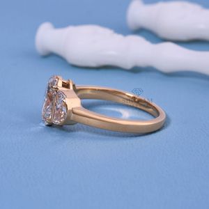 Anillo de oro con diamante de laboratorio de corte ovalado de lujo Shivram para mujer, certificado por IGI, color E, con piedras laterales en forma de media luna, joyería de compromiso. - Product Image 3