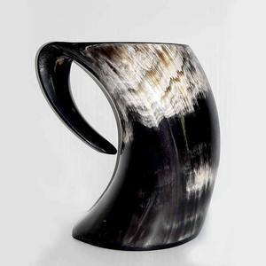 Mug à bière artisanal en corne de buffle naturelle, écologique, avec base en bois, pour les fêtes - Product Image 1