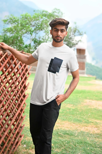 Camiseta '' SOSH 4 '' para hombre, estilo con rayas en los hombros, cuello redondo - Product Image 3