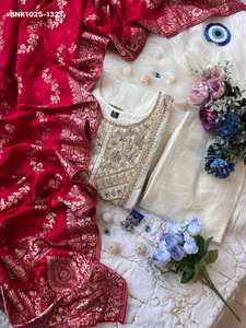 Conjunto de Kurti-Pantalón y Dupatta Anarkali de seda banana de alta calidad con trabajo de Zari dorado, ideal para fiestas, a precio de mayorista. - Product Image 4