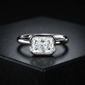 Bague de fiançailles solitaire taille radiant East West avec diamant de laboratoire serti clos, en or blanc 10K - Product Image 1