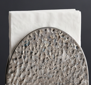 Porte-serviettes en argent massif, support en métal texturé moulé, accessoire de décoration pour cuisine et salle à manger, article en stock - Product Image 1