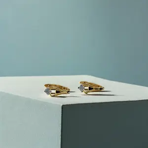 Modernos Pendientes de Aro con Diseño Triangular y Diamantes en Oro de 22K con Acento de Esmalte Negro, Joyería Elegante para Mujer - Product Image 2