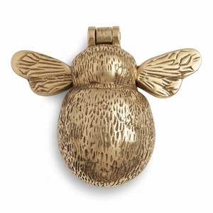 Timbre de puerta Gold Bee de latón vintage con textura de panal, dispositivo de golpeteo de metal martillado a mano, en bolsa - Product Image 1