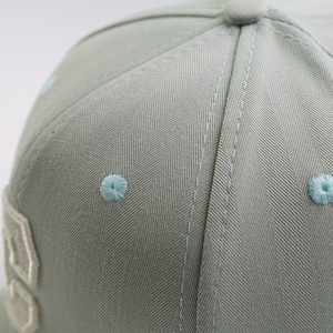 Casquette de baseball 6 panneaux en coton/polyester éponge brodée en 3D, bicolore, ajustable, style sportif, vente en gros - Product Image 2