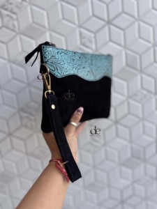 Cartera de mano de cuero auténtico con grabado y diseño occidental, color negro, con pelo de piel. - Product Image 2