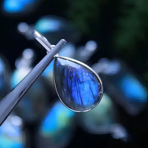 Bijoux en argent plaqué avec serti en labradorite artisanal |   Feu Naturel Multi-Éclats |   Taille 25-30 mm |   Photographie de produits élégante | - Product Image 1