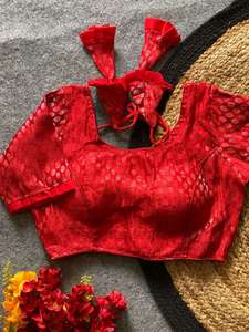 Blusa de diseño plateado con concepto Zari, acolchada y con hermosos latkans, lista para usar, completamente cosida, estilo Banarasi. - Product Image 5