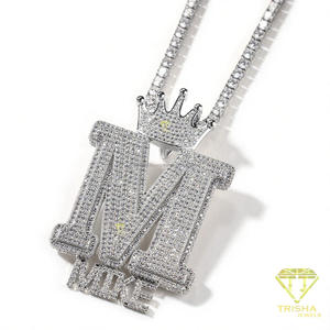 Collier tendance en or avec lettre couronnée et accents de diamants Moissanite, pendentif initial entièrement serti et chaîne incrustée de pierres – Style mode - Product Image 3