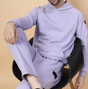 Conjunto Deportivo para Hombre con Sudadera con Capucha en Colores Pastel – Sudadera y Pantalones Deportivos Casuales Minimalistas con Detalle de Parche - Product Image 4