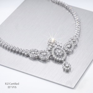 Collar de Diamantes con Diseño Floral Estilo Surindio, Colgante de Lujo en Oro Blanco de 18K con Cadena de Caja para Mujer - Product Image 4