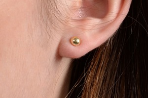 Boucles d'oreilles clous en or massif 14 carats, 5 mm, sphères rondes polies, bijoux minimalistes délicats, à porter au quotidien, cadeau pour femmes et jeunes filles - Product Image 3