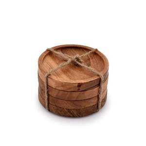 Elegante juego de posavasos de madera con acabado marrón natural, diseñado para proteger la mesa de la sala de estar contra derrames y calor. - Product Image 2