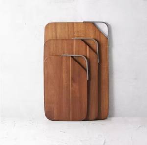 Elegante Tabla de Cortar de Madera, Duradera, con Acabado Liso y Asa Metálica Estilizada, Ideal para Cortar, Servir y Usar en la Cocina - Product Image 4