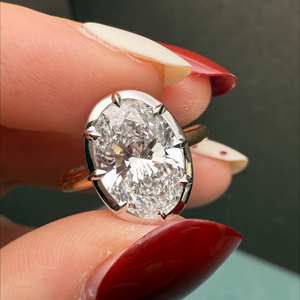 Anillo de Compromiso Ovalado de Moissanita de 3 Quilates Iced Jewelz, el Más Vendido, en Oro Amarillo de 14k con Engaste de Garras y Certificación IGI - Product Image 2