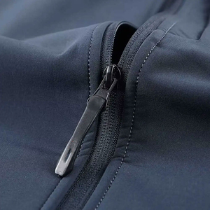 Chaqueta Softshell Premium con Logotipo Personalizado – Abrigo Profesional para Trabajo Corporativo – Uniforme Empresarial Resistente al Agua para Hombre - Product Image 3