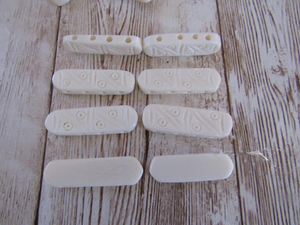 Cuentas espaciadoras de dientes de alce de hueso blanco natural hechas a mano y personalizadas para diseñadores de joyas y reventa en tiendas de abalorios - Product Image 1