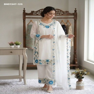 ชุดสูทพร้อมส่งแบบปักดิ้นลายขอบผ้าแบบ Plazzo-Cut ผ้า Faux Georgette ดีไซน์เนอร์ พร้อมผ้าคลุมไหล่ ชุดสำเร็จรูปจากซัพพลายเออร์อินเดีย แฟชั่นสำหรับผู้หญิง - Product Image 1