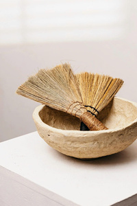 Escoba pequeña de hierba de tigre con recogedor para uso doméstico en la cocina - Materiales naturales, hecha a mano, para limpieza de suelos, mini escobas de paja y hierba - Product Image 3