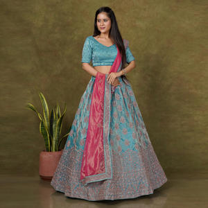 Lehenga Choli en filet Fendy |   Motif de paillettes à fils denses |   Finition de bordure ornée |   Ensemble de dupatta pour occasions festives de luxe - Product Image 3