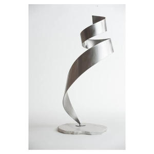 Statue Art Déco Contemporaine de Luxe en Laiton Faite à la Main, Style Pop Art, Écologique, Décoration d'Intérieur et de Bureau - Product Image 3