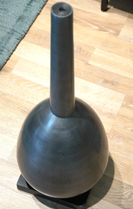 Table d'appoint en métal argenté brossé avec plateau à anneaux concentriques et piétement en forme de goutte d'eau, petite table basse d'appoint, cadeau, en promotion - Product Image 2