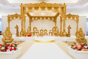 Ensemble de Mandap en fibre de verre aspect bois pour mariage indien avec motifs sculptés dorés, léger, couleur et taille personnalisables - Product Image 3