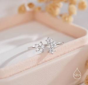 Bague Fleur en Argent Sterling avec Cristaux CZ, Bague Ouverte Ajustable, Bague Fleur à Quatre Cristaux, Petite Bague CZ - Product Image 1