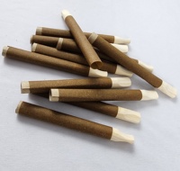 Rouleaux et cônes de papier brun et vert en chanvre américain, rouleaux de papier en chanvre américain brun, tubes magnifiquement roulés à la main, gestion de la marque