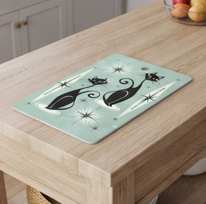 Tabla de cortar rectangular verde menta con diseño de gatos negros y estrellas, con orificio para colgar - Product Image 6