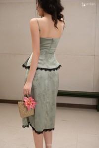 ชุดเซ็ตสองชิ้นสำหรับผู้หญิงขายส่ง - เสื้อสายเดี่ยวผ้าไหมหรูหราแต่งลูกไม้พร้อมกระโปรงยาวปานกลาง ET3282 - Product Image 2