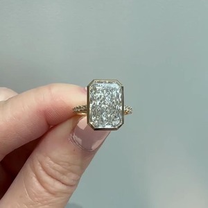 Anillo de Boda Minimalista con Diamante Cultivado en Laboratorio de Corte Radiante de 6.00CT en Oro Amarillo de 14K con Diamante Certificado por IGI para Mujer - Product Image 3