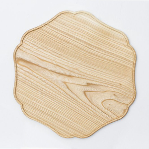 Assiette décorative ronde en bois avec motif floral gravé, design chinois traditionnel, plat de service fait main, assiette à dîner en bois - Product Image 4