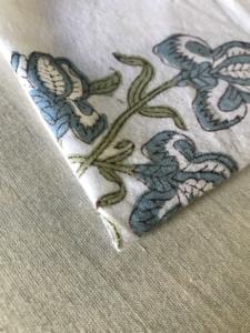 Tela de algodón estampada a mano – Motivo de jarrón floral |   Azul Turquesa y Verde Oliva sobre Base Blanca - Product Image 4