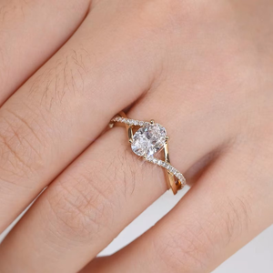 Anillo de compromiso de moissanita de corte ovalado con banda dividida, anillo de banda trenzada con diamantes pavé, elegante anillo de oro llamativo para mujer - Product Image 2