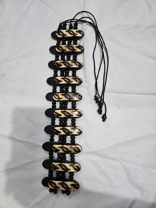 Ceinture géométrique en résine faite à la main avec motif diamant noir et marron, bijoux d'art populaire d'Inde par Arif Handicrafts. - Product Image 6